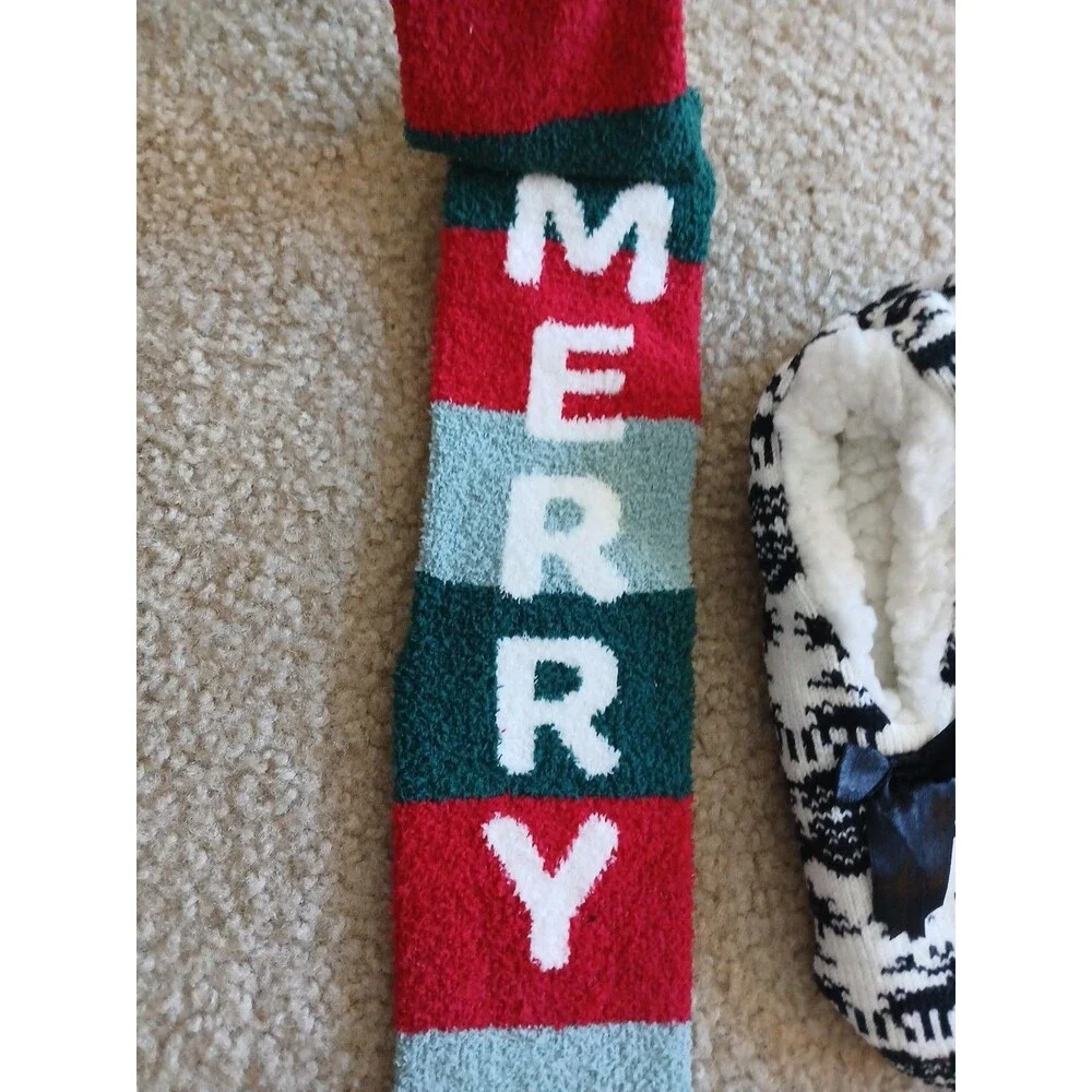 2 Maurices Women’s Size OS Very Merry Knit Crew Socks & Sock Slippers w Grippers